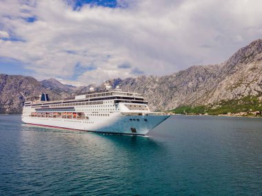 Covid 19 salgınından sonra Kotor Körfezi 'nde seyahat eden lüks yolcu gemisi geri dönüyor..