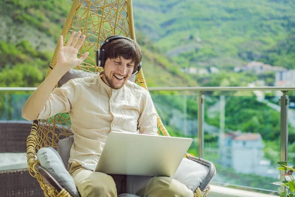 Terasta Oturan Yakışıklı Beyaz Adam Bilgisayar Laptopu Kullanarak Evden Çalışıyor — Stok fotoğraf