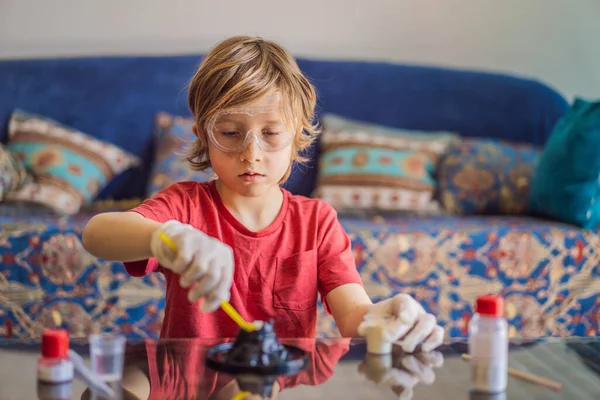 Chlapec Doma Provádí Chemický Experiment Dítě Ochrannými Brýlemi Studie Pomocí — Stock fotografie