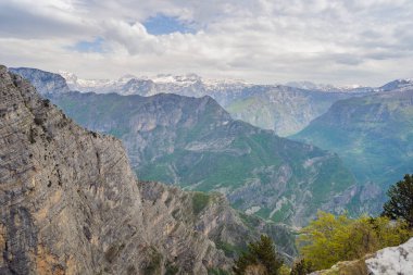 Karadağ 'daki Grlo Sokolovo vadisinin nefes kesici panoramik manzarası. Ön planda bir dağ var. Düz tarafı bir uçurum oluşturuyor. Tepe ağaçlarla kaplı..