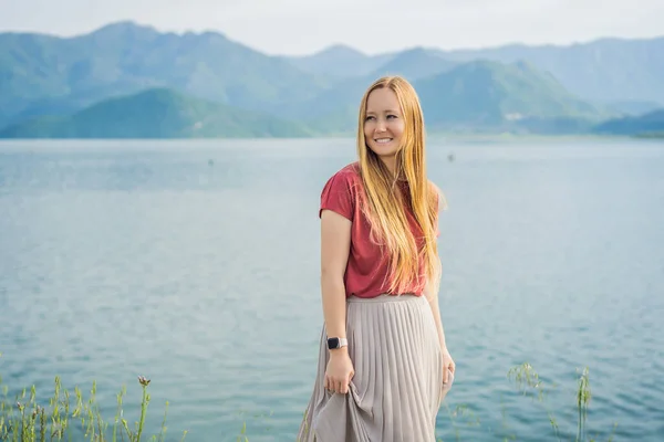 Mujer Turista Fondo Del Parque Nacional Del Lago Skadar Montenegro — Foto de Stock