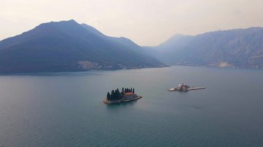 Hava videosu. Aziz George Katolik manastırı ve Perast şehrine yakın Kotor Körfezi 'ndeki küçük bir adada bulunan Our Lady of the Rock' ın tapınağı. Seyahat