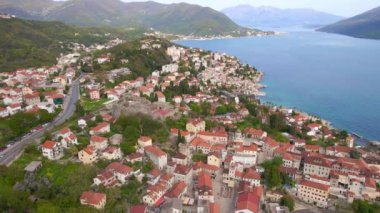 Kanli Kula Kalesi 'nin ya da Boka Kotor Körfezi' nin girişindeki Herceg Novi 'nin merkezindeki kanlı kulenin klibi. Karadağ 'ın tatil beldeleri.