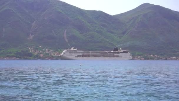 大きなクルーズ船がボカコトル湾を通って移動しています モンテネグロの夏 — ストック動画