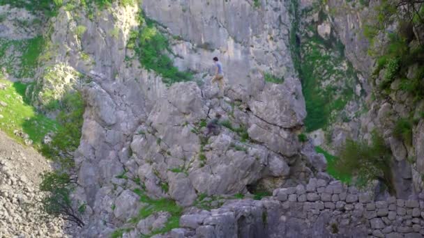 Ein Junger Mann Und Sein Sohn Wandern Auf Die Burgspitze — Stockvideo