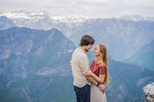 在黑山格洛索科洛沃峡谷令人振奋的全景背景下 男人和女人快乐地将游客结合在一起 前面是一座山 其平坦的侧面形成了一个悬崖 — 图库照片