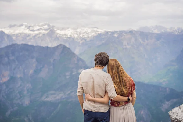 モンテネグロのGrlo Sokolovo渓谷の息をのむようなパノラマビューを背景に 男と女の幸せなカップルの観光客 前景には山があり 平らな面は崖の上にあり — ストック写真