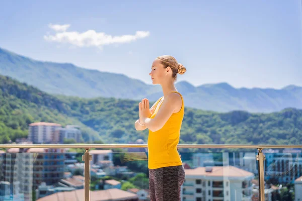 Schöne Frau Macht Yoga Freien Auf Einer Dachterrasse — Stockfoto
