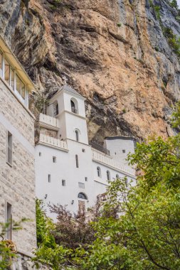 Ostrog Manastırı, Karadağ 'ın Ostroska Greda kentindeki büyük kayanın tepesindeki Sırp Ortodoks Kilisesi dikey bir arka plana karşı yer alıyor. Ostrog 'lu Aziz Basil' e ithaf edilmiştir..