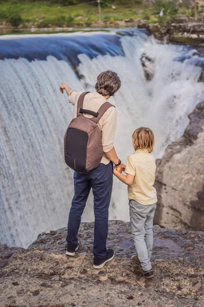 Otec Syn Turisté Pozadí Malebné Niagara Vodopády Řece Cievna Černá — Stock fotografie