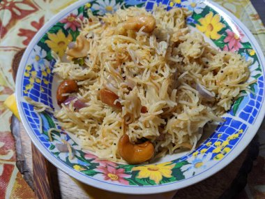 Bir kase Vermicelli Upma ile fotokopi alanı