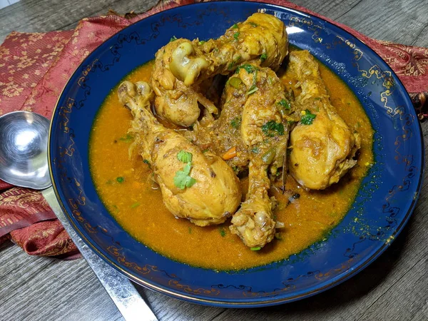 Eine Schüssel Chicken Drumsticks Curry Auf Einem Hölzernen Hintergrund — Stockfoto