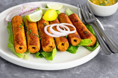 Hint Tavuğu Koyu Arkaplanlı Baharatlı Kebap