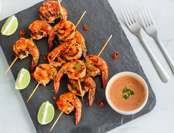 Пери Пери креветки на гриле с приправами вертикально прямо над фото