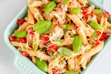 Taze fesleğenli tavuklu makarna ve tepeden tırnağa kapalı İtalyan yemeği fotoğrafı.