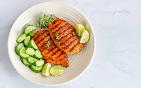 Salatalıklı ızgara tavuk göğsü ve Oregano Top Down fotoğrafıyla süslenmiş limon.