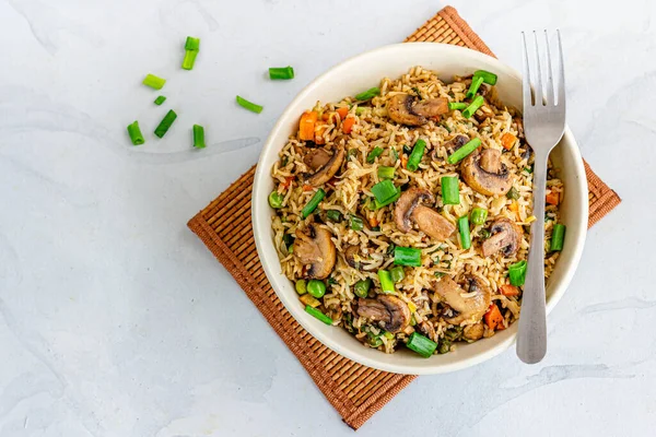 Asya Sebzesi ve Mantarlı Kızarmış Pirinç Beyaz Arkaplan Tepesi Fotoğrafı