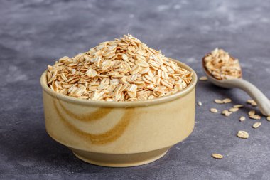 Yuvarlak yulaf, yulaf ezmesi, güzel manzara, sağlıklı yaşam tarzı, sağlıklı beslenme, vejetaryen yemek kavramı.