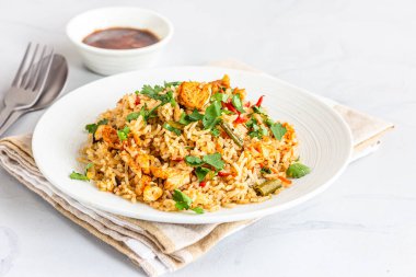 Vejetaryen Olmayan Kızarmış Pirinç Beyaz Arkaplanda Tabakta Doğrudan Üstte