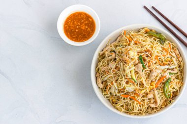 Wok Fırlatılmış Tavuk Hakka Eriştesi Doğrudan Fotoğrafın Üzerinde