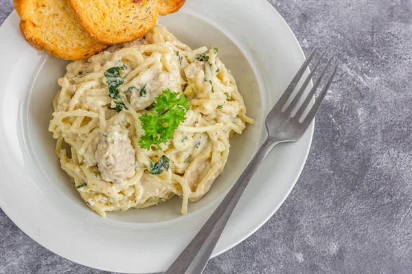 Chili Flakes, zeytinyağı ve taze maydanozlu kremalı spagetti.