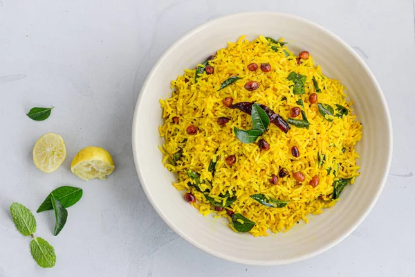 Güney Hindistan Limonlu Pirinç Beyaz Arkaplanda Üstten Yukarı Fotoğrafta