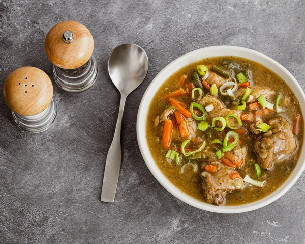 Sağlıklı Tavuk ve Sebze Güveci Bir kâsede Koyu Arkaplanda Üstten Aşağı Fotoğraf