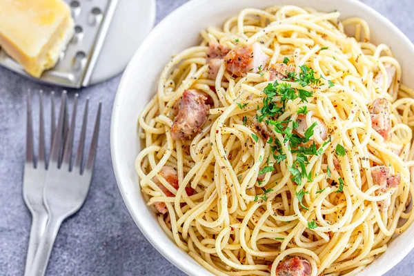 Tavuklu makarna Taze PArsley ile süslenmiş