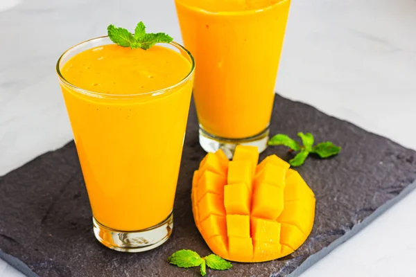 Mango Smoothie, Bardakta Mango Suyu, Nane Yapraklarıyla süslenmiş