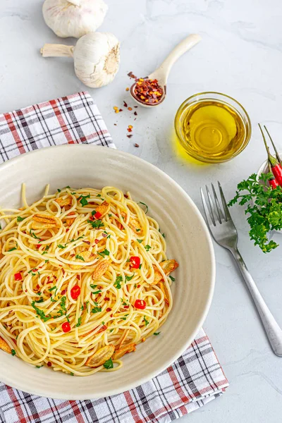Geleneksel İtalyan Aglio E Olio Spaghetti Makarnası Chili Peppers, Chili FlajesMaysley ve Sarımsaklı
