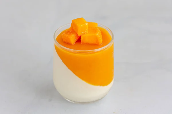 Mango Panna Cotta ve Taze Mango Küpleri Yakın Fotoğraf