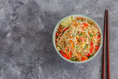 Sebzeli Chow Mein yanında Bell Pepper, Baby Corn, Chives ve Lemon ile süslenmiş havuç.