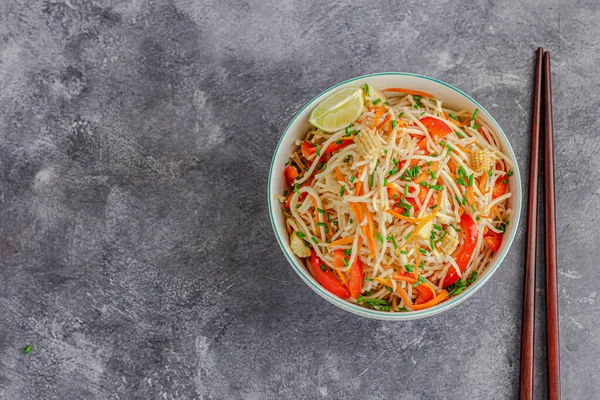 Sebzeli Chow Mein yanında Bell Pepper, Baby Corn, Chives ve Lemon ile süslenmiş havuç.
