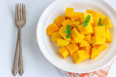 Tropikal Meyve, Mango Meyve Küpleri Taze Nane Yapraklarıyla süslenmiş Tabakta