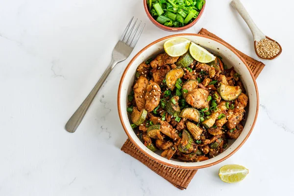 Chinese Stir Fried Chicken Veggies Bowl Top Photo — Foto de Stock