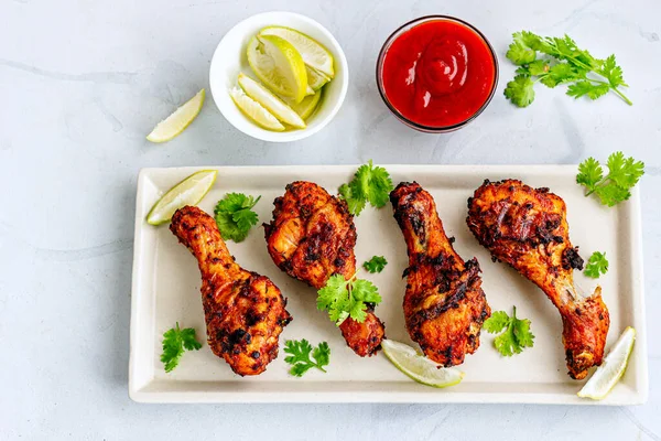 Tandır usulü kızarmış tavuk budu domates, ketçap, limon, kilantro