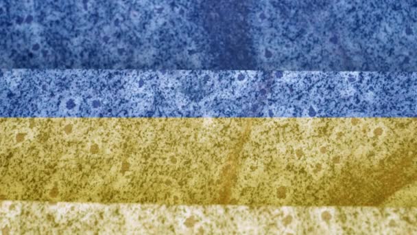 Oekraïense vlag verandert in de militaire vlag van Oekraïne op de achtergrond van de grensmuur. blauw-gele veranderingen in rood-zwart. — Stockvideo