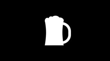 Siyah arka planda beyaz bir bardak bira..