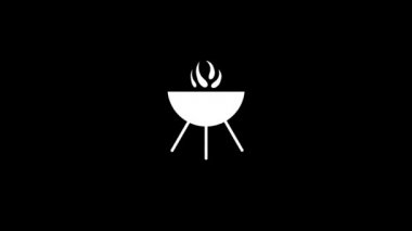 Siyah arka planda beyaz barbekü resmi. Ateşin üstünde yemek pişirmek. Projeniz için ayrışma sıvısı geçiş simgesi. Hareket grafikleri ve birleşikliği için 4K video animasyonu.