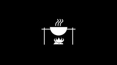 Siyah arka planda yanan kasenin beyaz resmi. Ateşin yanında piknik yapmak. Projeniz için ayrışma sıvısı geçiş simgesi. Hareket grafikleri ve birleşikliği için 4K video animasyonu.