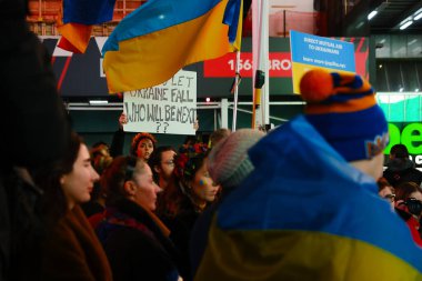 TiMES Squarare, New York, New York - 2 Mart 2022: Ukrayna mitingine katılın ve bekleyin. Yüzlerce insan ellerinde posterler ve Ukrayna bayrakları tutuyor. Rus savaş saldırısını destekle ve protesto et