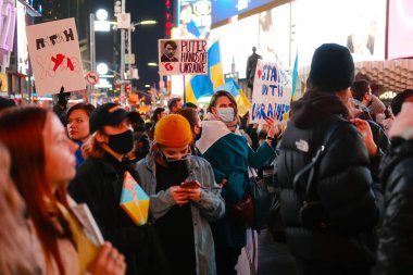 TiMES Squarare, New York, New York - 2 Mart 2022: Ukrayna mitingine katılın ve bekleyin. Yüzlerce insan ellerinde posterler ve Ukrayna bayrakları tutuyor. Rus savaş saldırısını destekle ve protesto et