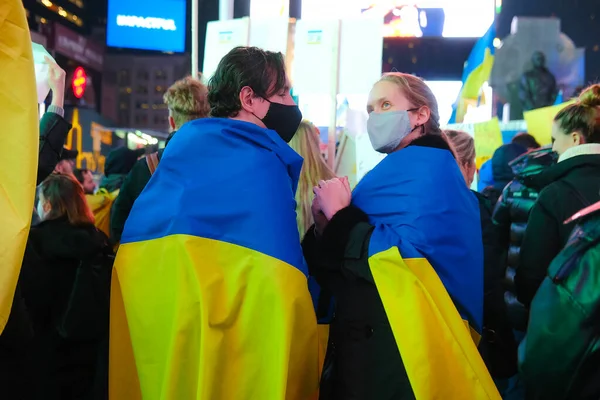 时间斯夸尔 纽约州 2022年3月2日 拯救并与乌克兰站在一起 数百人聚集在一起 举着海报和乌克兰国旗 支持和抗议俄罗斯的战争袭击 — 图库照片