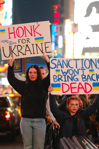 Times Square Nova Iorque Março 2022 Stand Ukraine Rally Multidão — Fotografia de Stock