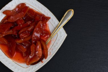 Beyaz bir tabakta olgun ayva reçeli. Elmalı ayva ziyafeti, tatlı tatlı tatlı.