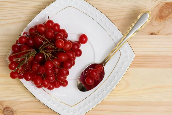 접시에 열매가 비타민 건강에 식품을 함유하고 — 스톡 사진