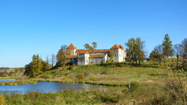 Paisaje Otoñal Con Vistas Castillo Svirzh Estanque Ucrania Día Otoño — Foto de Stock