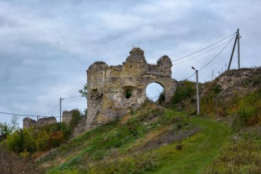 Sydoriv Kalesi, Ukrayna manzaralı sonbahar manzarası. Yaprak dökümü günü. Nehrin ve hendeklerin arasında antik bir takviye kalmıştır..