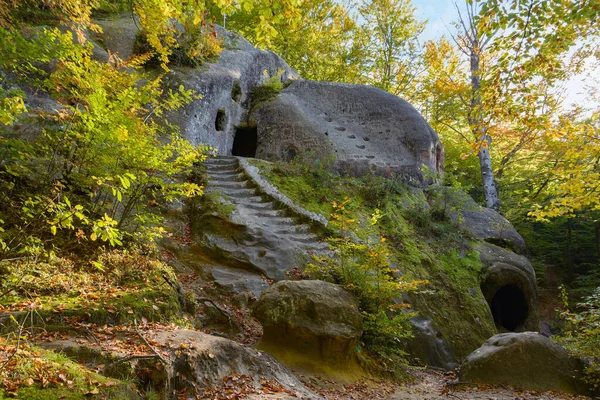 Monasterio Cueva Rozhirche Óblast Lviv Ucrania Antiguo Templo Rocoso Bosque — Foto de Stock