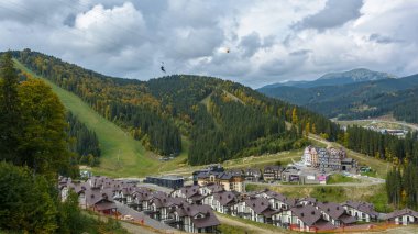 Karpat Dağları, Bukovel, kayak merkezi, Ukrayna. Sonbahar manzarası.